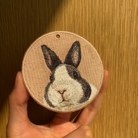 雙面刺繡吊飾（黑白道奇兔）