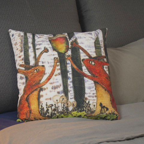 羊號角 - 插畫抱枕（松鼠與橡果）