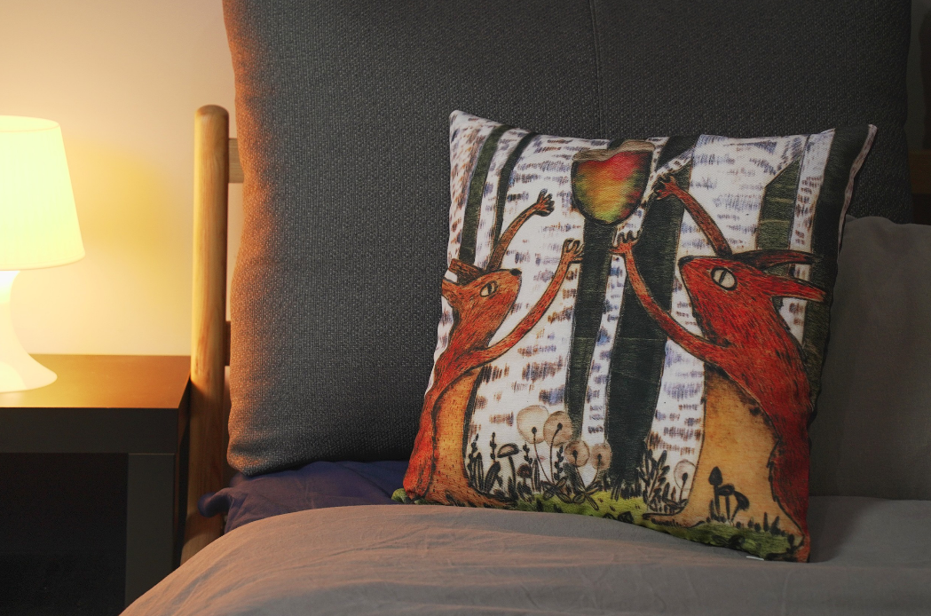 羊號角《松鼠與橡果》插畫抱枕